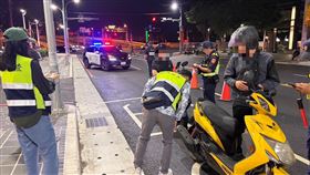 淡江大橋深夜大掃蕩，環警兩端包抄。（圖／翻攝畫面）