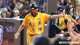 中職37年例行賽，中信兄弟游擊手江坤宇敲出安打送回張仁瑋。（圖／記者劉彥池攝影）