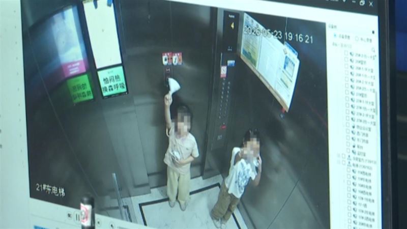 2名女童受困電梯內不斷按「求救鈴」求助。(圖/翻攝新浪財經)