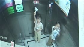 受困電梯2小時！2女童狂按鈴求助⋯保全竟冷回「別玩了」　家長氣炸（圖／翻攝新浪財經） 