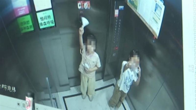 2女童困電梯2hr!按鈴求救遭冷回:別玩了