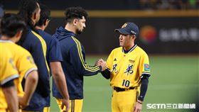 中職37年例行賽，中信兄弟總教練平野惠一和先發投手聖騎士握手。（圖／記者劉彥池攝影）