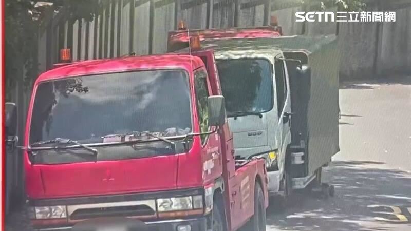 拖吊車上坡起步 小貨車竟脫鉤倒退撞後車