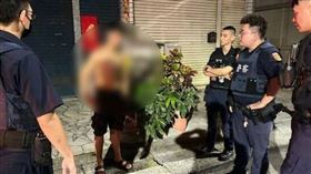 遺產分配談不攏怒火炸裂，岡山男深夜狂砸奶粉罐 驚動警民圍觀。（圖／翻攝畫面）