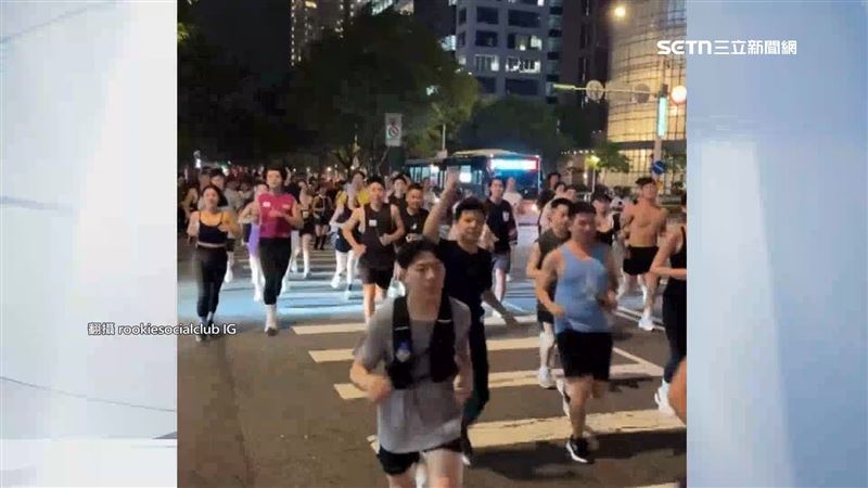 百人「社交跑團」占人行道,民眾評論兩極化。(圖/翻攝自IG @rookiesocialclub)