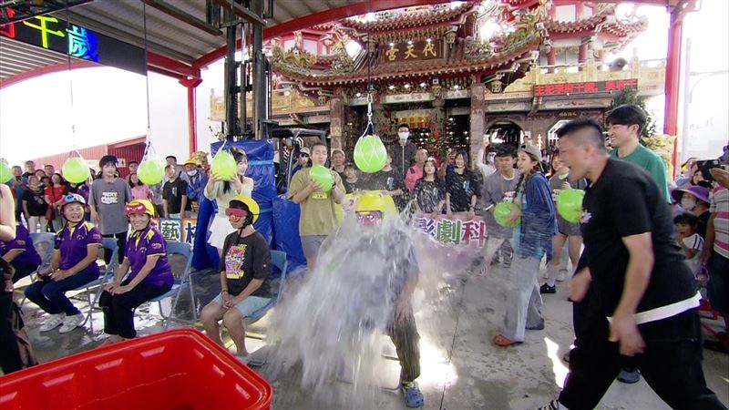 胡瓜(右)遭淋全身濕。(圖/民視提供)