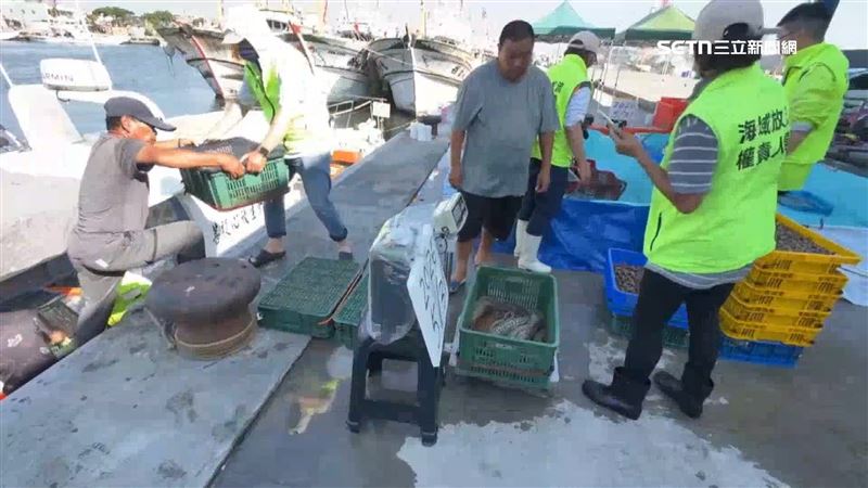 宗教團體為行善舉辦放流活動,很多宗教團體向當地漁民買魚貨搭船出海放流