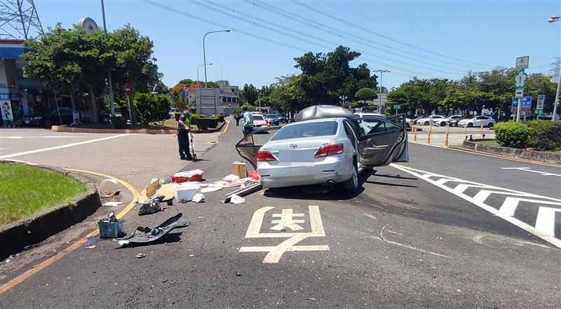 77歲阿嬤因不明原因失控自撞分隔島頭。（圖／翻攝畫面）