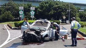 國道1恐怖車禍！77歲阿嬤「衝撞分隔島」車頭全毀撞開花　現場畫面曝光（圖／翻攝畫面）