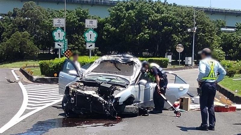 國1恐怖車禍!77歲嬤衝撞分隔島 車頭爛