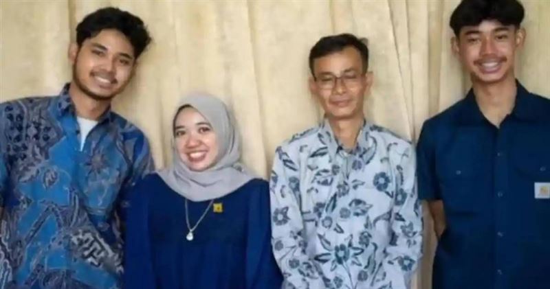 印尼一家四口露營猝逝帳篷內，警方鎖定烤肉與食物中毒。（圖／翻攝tribunnews.com）