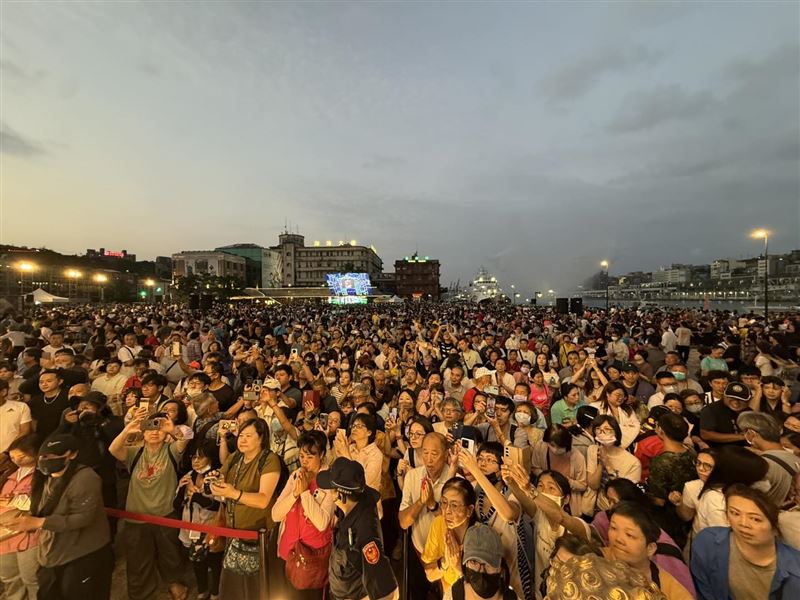 北港媽祖基隆遶境，吸引大批信眾參噢，還在國門廣場席開300桌舉辦祈安晚會。（圖／翻攝自台灣好動體育發展協會臉書）
