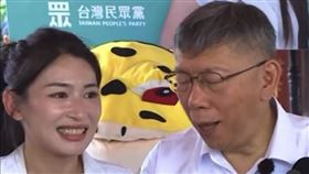 柯文哲疑似感冒狂咳嗽不戴口罩也沒遮嘴巴，讓一旁的劉芩妤秒收起笑容變臉。（圖／翻攝自Threads）