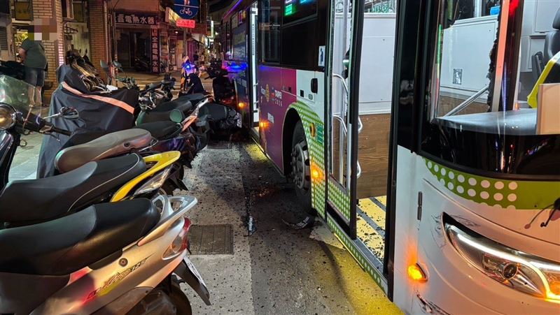 中和公車失控掃一排機車!車門爆裂畫面曝