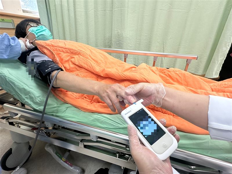 豐原醫院急診室主任王者仁提醒，嚴重低血糖患者會出現性格大變、幻覺、胡言亂語，甚至暴力傾向。（示意圖／非當事患者／豐原醫院提供）