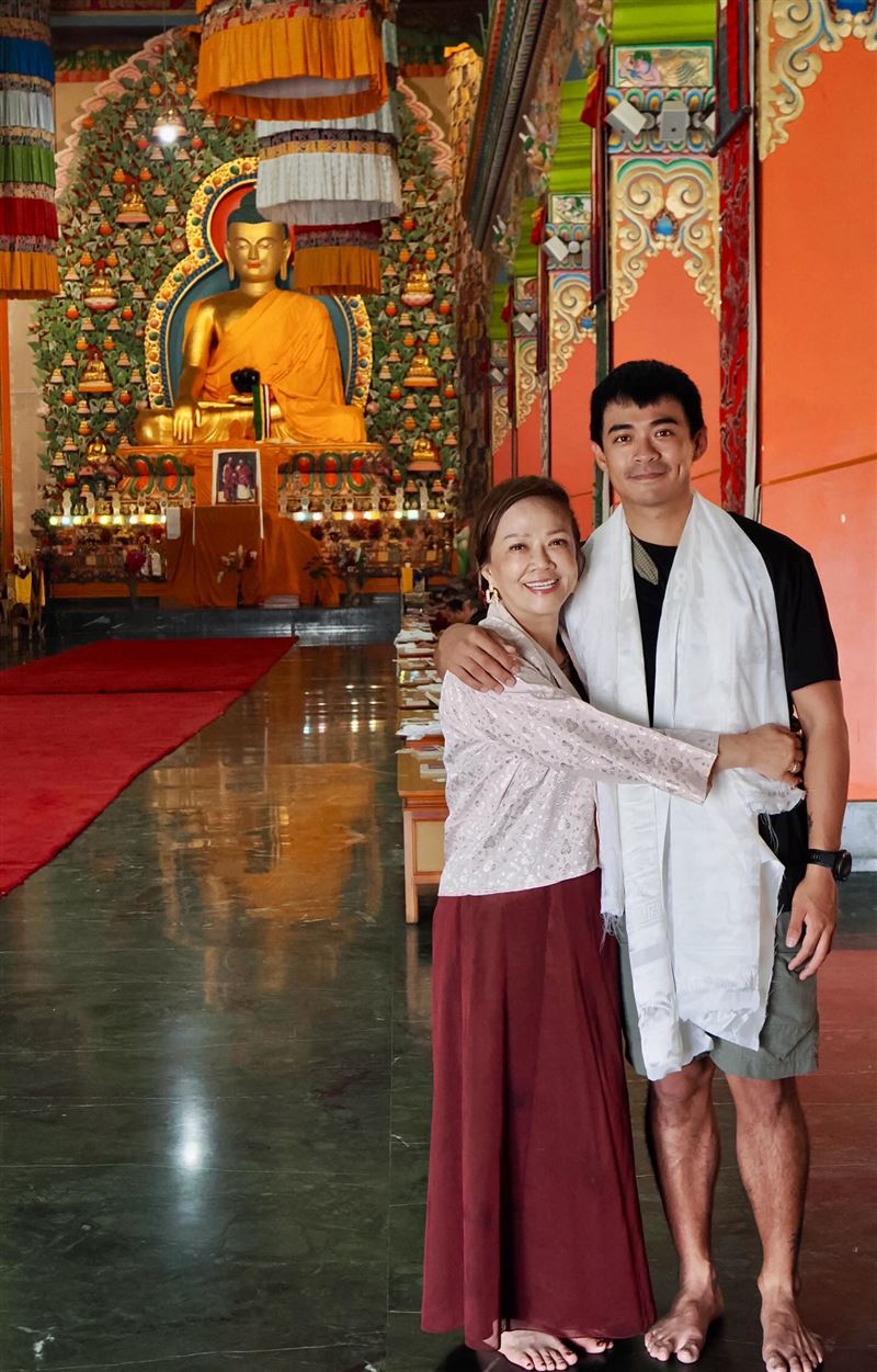 融融與命理師媽媽邢渲赴印度。(圖/翻攝自IG @benwoooo)