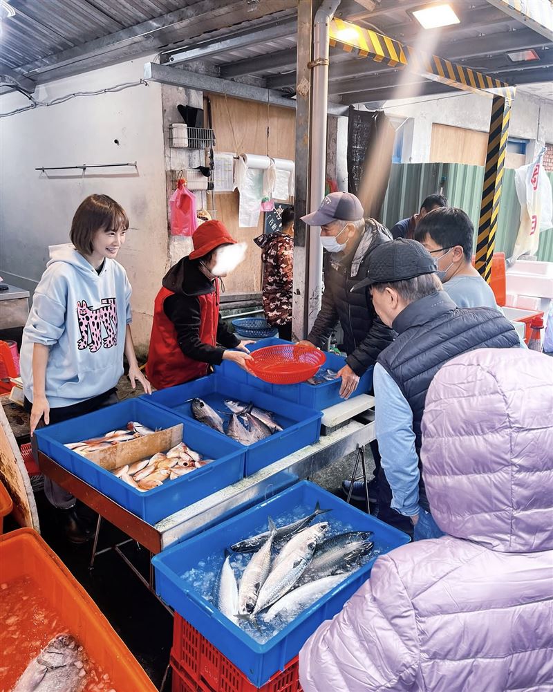 李亦捷(左)協助幫忙賣魚。(圖/翻攝自IG)