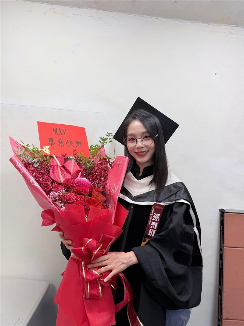 孫淑媚碩士帽戴法意外引發熱議。(圖/翻攝自孫淑媚臉書)