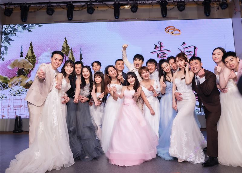 王宥忻與「F40」等新人舉辦聯合婚宴。(圖/女神愛啪啪 IPAPA提供)