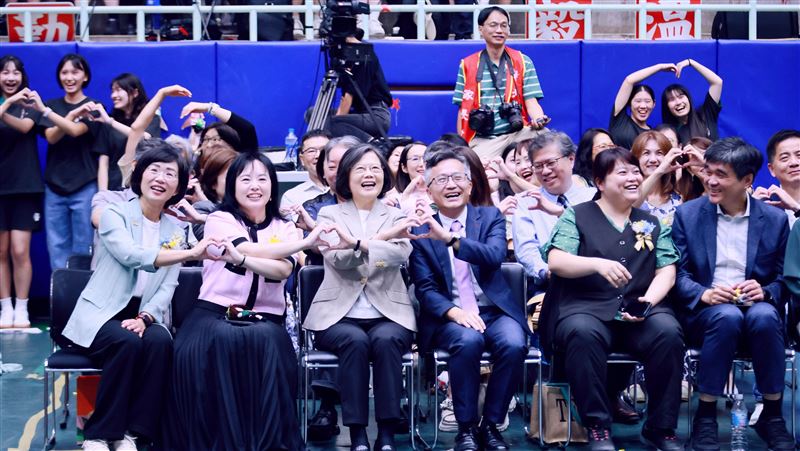 蔡英文PO北一女合照認了:不好意思