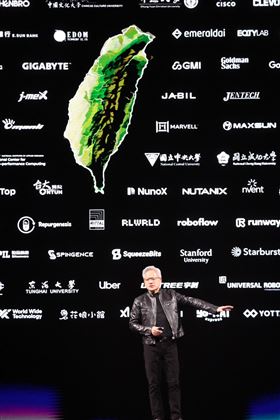 輝達（NVIDIA）共同創辦人暨執行長黃仁勳今（1）日在台北流行音樂中心舉行GTC Taipei主題演講，一開場以中文向全場喊出「大家好」，立刻點燃市場熱情，台股同步大漲逾千點。除了AI與科技產業成為焦點外，今年背板名單更出現意外亮點。（圖／記者鄭孟晃攝影）