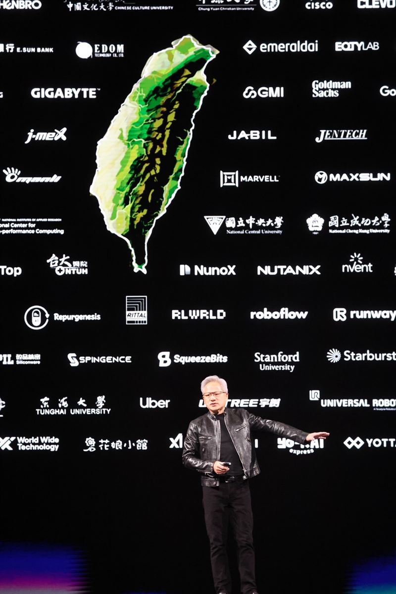 輝達(NVIDIA)共同創辦人暨執行長黃仁勳今(1)日在台北流行音樂中心舉行GTC Taipei主題演講,一開場以中文向全場喊出「大家好」,立刻點燃市場熱情,台股同步大漲逾千點。除了AI與科技產業成為焦點外,今年背板名單更出現意外亮點。(圖/記者鄭孟晃攝影)