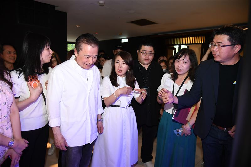 三立董事長張榮華(左二)、總經理高明慧(左三)由永續辦公室副執行長王若庭(右二)及沛德永續科技執行長劉曜達（右一）陪同，參觀並了解智慧舊衣回收機台的運作方式