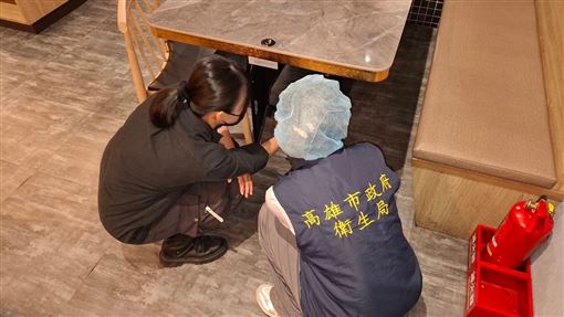 知名燒肉店爆食安風波…蟑螂上桌擺弄觸鬚