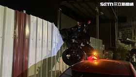 重機,離奇,車禍,台中,圍籬,鐵皮,自撞,大里（圖／翻攝畫面）