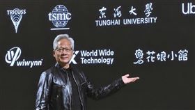黃仁勳GTC Taipei演講，東海大學緊鄰台積電登黃仁勳背板。（圖／東海大學提供）