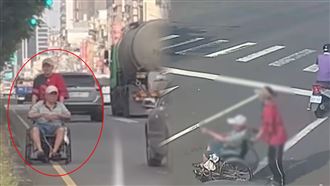 輪椅,快車道,看護,老翁,車流,行人,罰鍰,逆向,神主牌（圖／翻攝自Threads @chelsea_wawa、翻攝畫面）