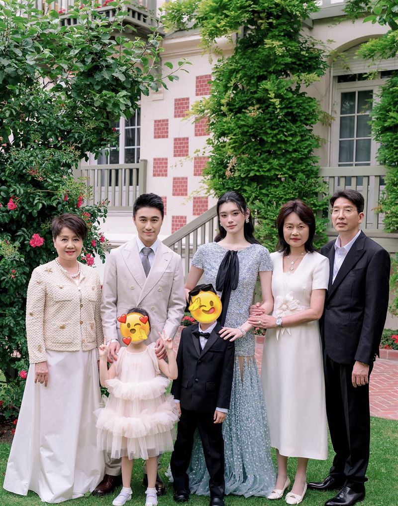 何猷君補辦婚宴。(圖/翻攝自IG)