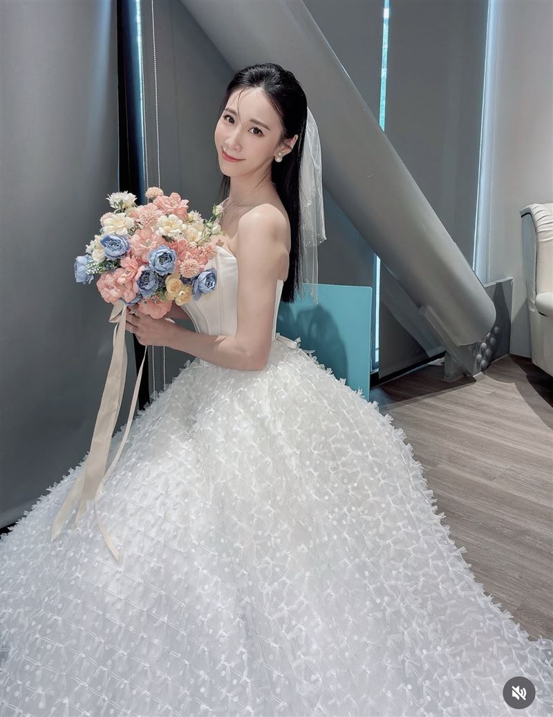瑤瑤曬出絕美婚紗照。(圖/翻攝自IG)
