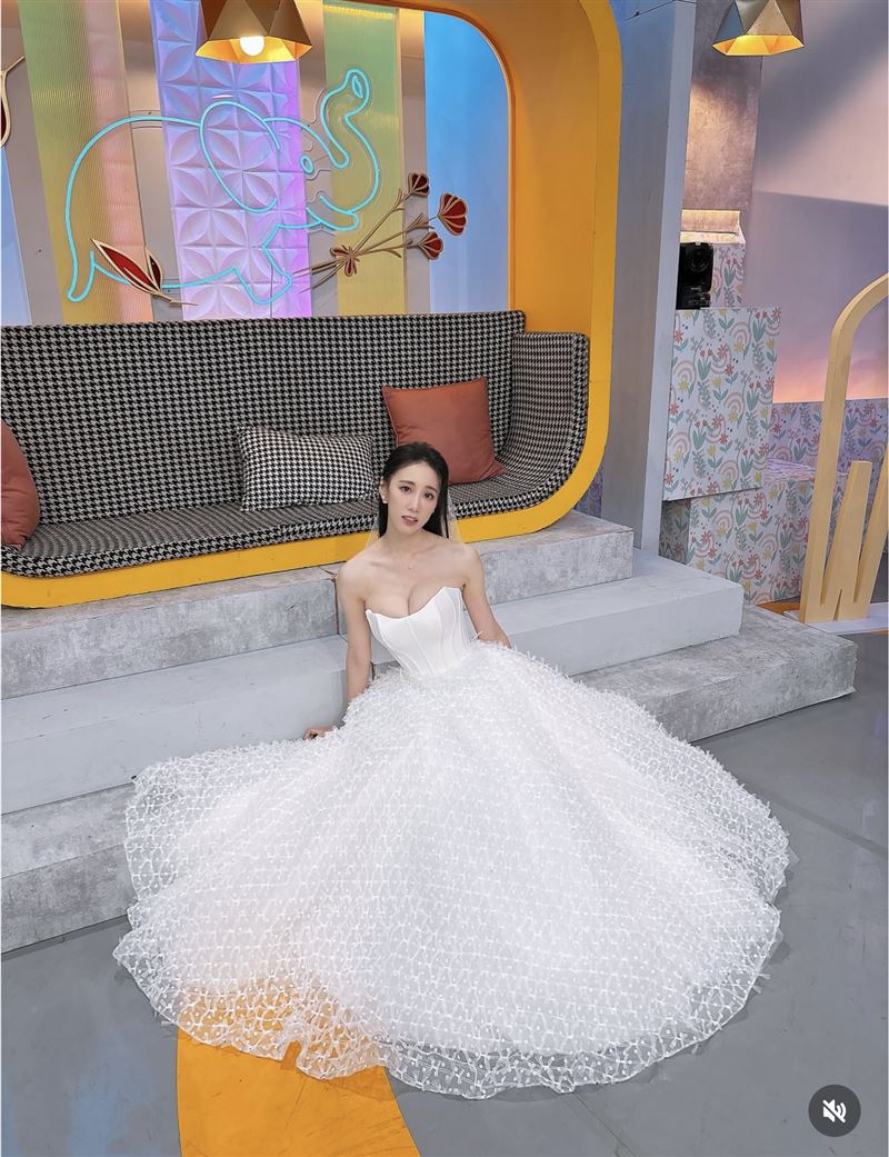 瑤瑤曬出絕美婚紗照。(圖/翻攝自IG)