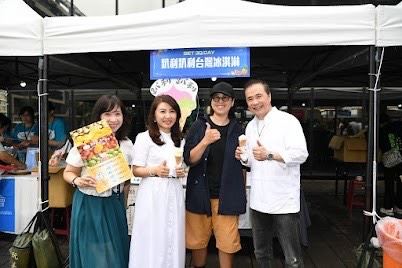 三立集團董事長張榮華（右）、總經理高明慧(左二)及永續辦公室副執行長王若庭(左一)親自走訪「3Q綠市集」，體驗充滿台灣本土風味的「趴利趴利台灣冰淇淋」攤位