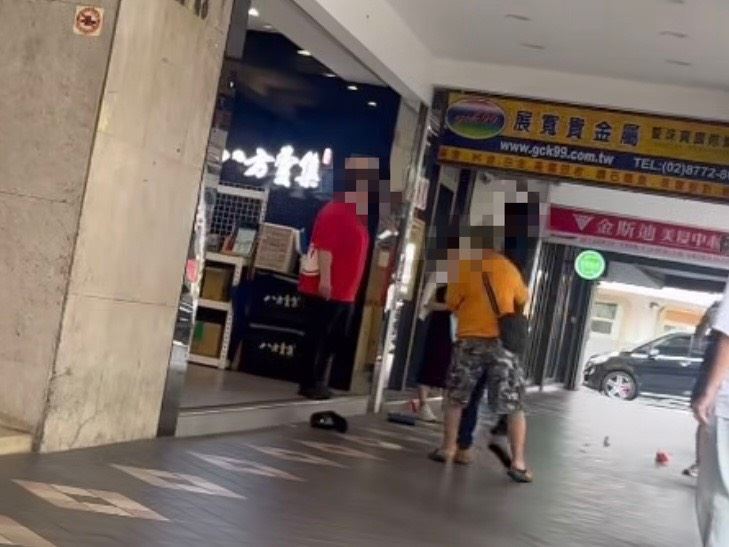 警方獲報後已將黃男帶回派出所，事發原因有待釐清。（圖／翻攝自threads@cowbela）