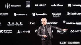 輝達（NVIDIA）共同創辦人暨執行長黃仁勳今（1）日在台北流行音樂中心舉行GTC Taipei主題演講，一開場以中文向全場喊出「大家好」，立刻點燃市場熱情，台股同步大漲逾千點。除了AI與科技產業成為焦點外，今年背板名單更出現意外亮點。（圖／記者鄭孟晃攝影）