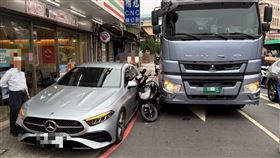 新北市五股區今（1日）上午發生一起車禍意外，一輛機車遭到大貨車、違停車「夾擊」。（圖／翻攝畫面）