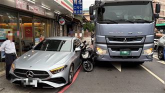 8旬翁違停賓士釀禍！機車遭夾擊瞬間曝光