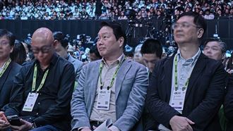 鞏固AI聯盟！SK崔泰源台下聆聽黃仁勳演講