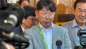 黃仁勳今晚於台北熱炒店宴請三星、SK海力士等韓廠高層，雙方互動密切。韓方代表贈送客製化黃仁勳公仔展現拉攏企圖。在HBM記憶體競合與AI晶片供需帶動下，此舉被視為「韓版兆元宴」前哨戰，不僅牽動韓廠股價大漲，更確立輝達在全球AI生態系的戰略平衡。（圖／記者師瑞德攝影）