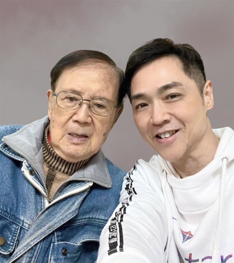 宋達民（右）不捨父親驟逝。（圖／翻攝自宋達民 Ta Ming Sung﻿臉書）