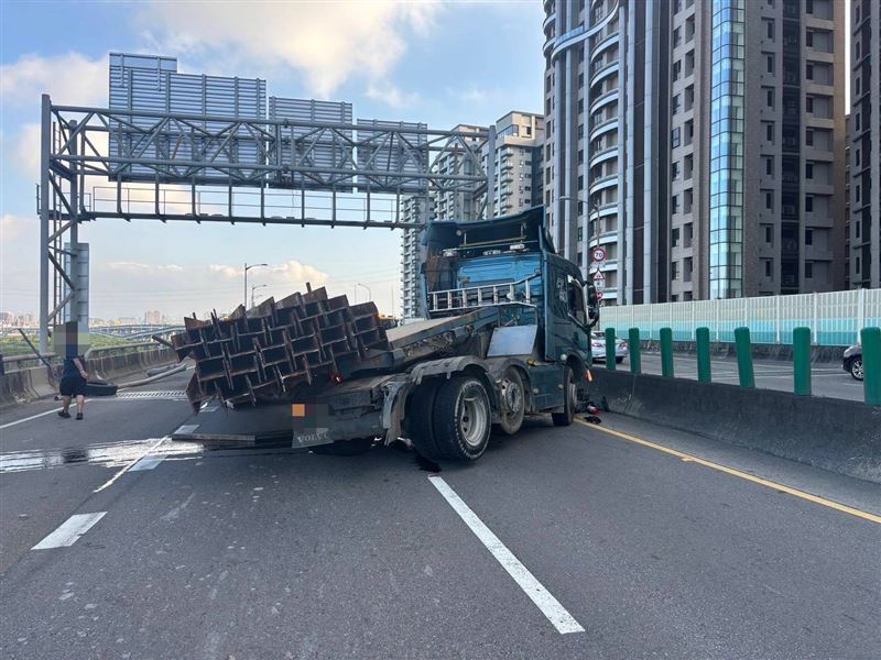 聯結車因輪胎爆胎，導致打滑失控自撞上中央分隔島。（圖／翻攝畫面）