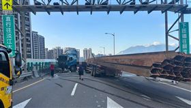 台64線嚴重車禍！大貨車自撞「折甘蔗」卡2車道　下班車流堵1公里（圖／翻攝畫面）
