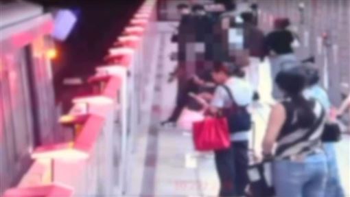 行李箱丟捷運被輾過　印尼男害停駛秒逃跑