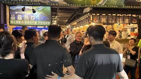 輝達執行長黃仁勳於台北熱炒店舉辦「韓國夥伴之夜」，宴請三星、SK海力士及LG等科技巨頭高層。此舉不僅是為了感謝韓國夥伴長年支持，更被視為深化全球AI供應鏈佈局的戰略行動。透過熱炒店的輕鬆交流與送公仔拉攏，輝達展現其在台韓生態系間的戰略平衡，並為下半年及明年的AI業務爆發預作準備。（圖／記者師瑞德攝影）