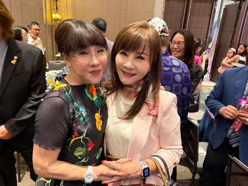龍千玉（右）去年才與鄭琇月（左）碰面。（圖／翻攝自龍千玉臉書）