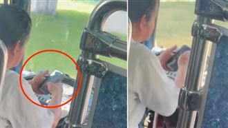 員林客運司機「手肘開車」解放雙手滑手機