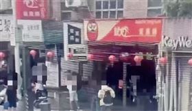 西門町逛街⋯突遭強擄進旅店談判！警火速趕抵　8黑衣人嚇壞秒放人（圖／翻攝畫面）