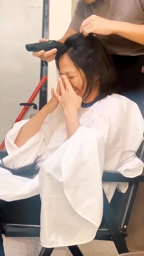 姑慕．巴紹分享剃髮畫面，令人不捨。（圖／翻攝自姑慕．巴紹IG）